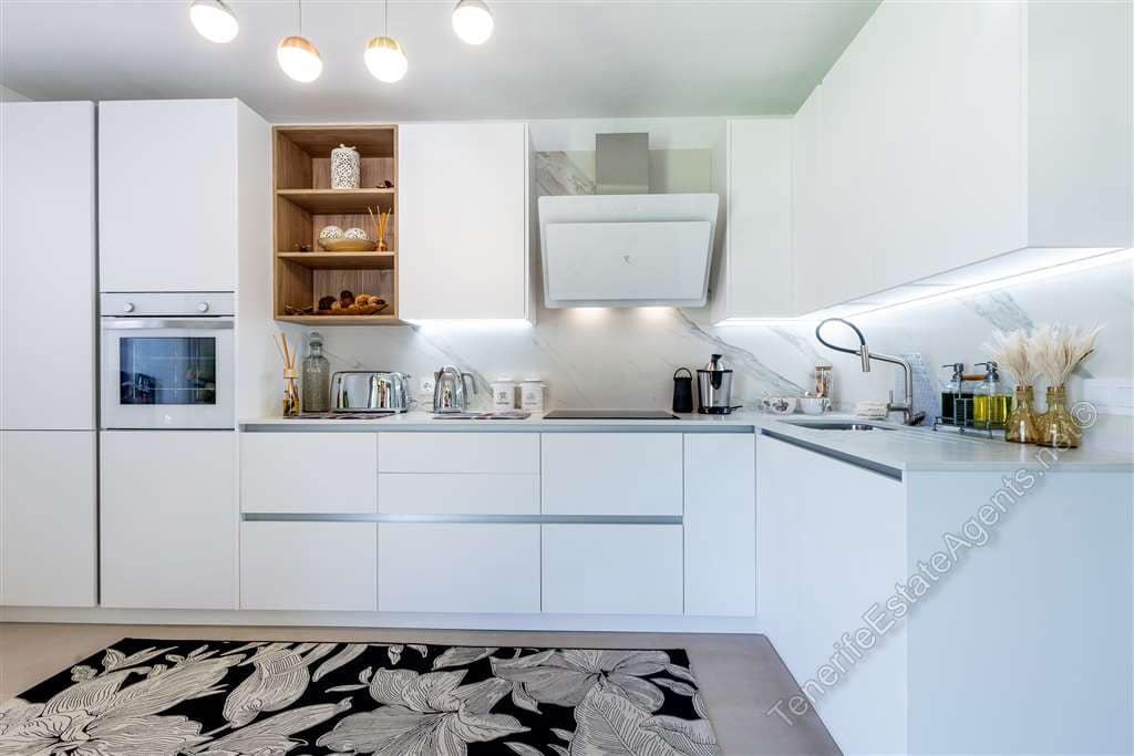4 sypialnia Apartament na sprzedaż w Los Cristianos z basenem garażem - 950 000 € (Ref: 10100579)