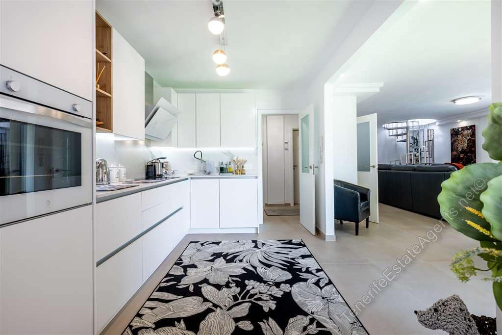 4 sypialnia Apartament na sprzedaż w Los Cristianos z basenem garażem - 950 000 € (Ref: 10100579)