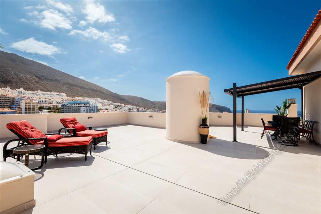 4 sypialnia Apartament na sprzedaż w Los Cristianos z basenem garażem - 950 000 € (Ref: 10100579)