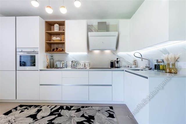 4 sypialnia Apartament na sprzedaż w Los Cristianos, Arona z basenem garażem - 950 000 € (Ref: 10100579)