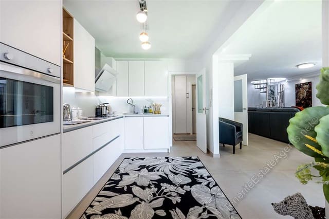 4 sypialnia Apartament na sprzedaż w Los Cristianos, Arona z basenem garażem - 950 000 € (Ref: 10100579)