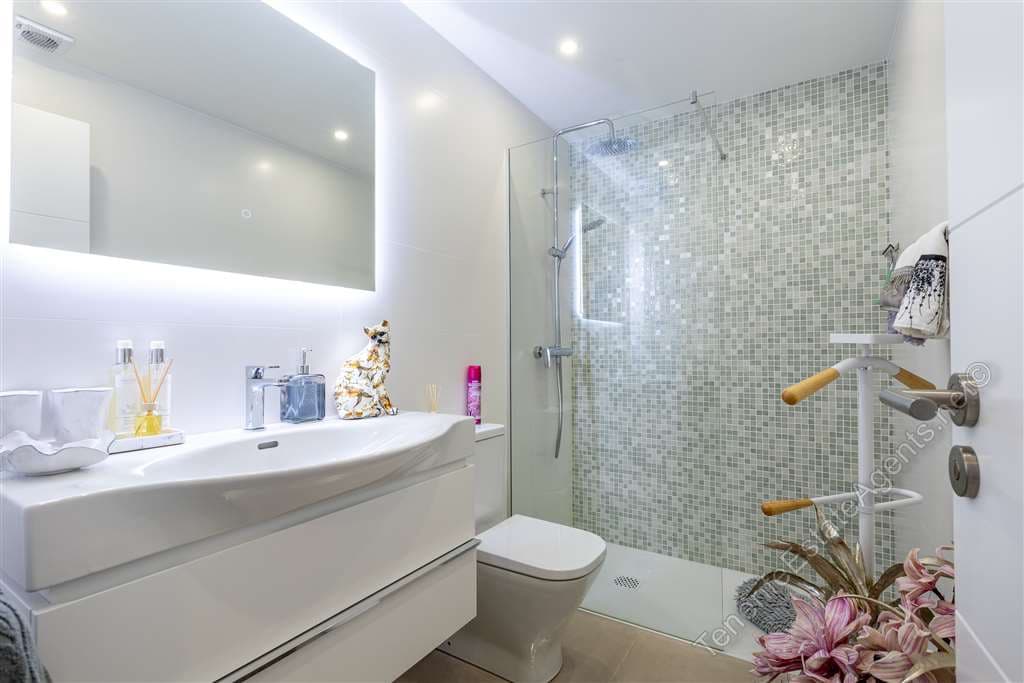 4 sypialnia Apartament na sprzedaż w Los Cristianos z basenem garażem - 950 000 € (Ref: 10100579)