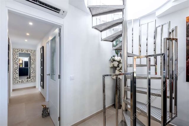 4 sypialnia Apartament na sprzedaż w Los Cristianos, Arona z basenem garażem - 950 000 € (Ref: 10100579)
