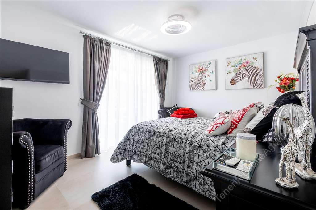 4 sypialnia Apartament na sprzedaż w Los Cristianos z basenem garażem - 950 000 € (Ref: 10100579)