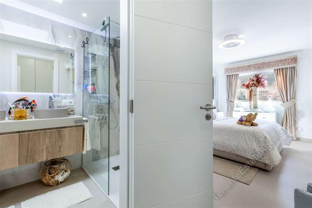 4 sypialnia Apartament na sprzedaż w Los Cristianos z basenem garażem - 950 000 € (Ref: 10100579)