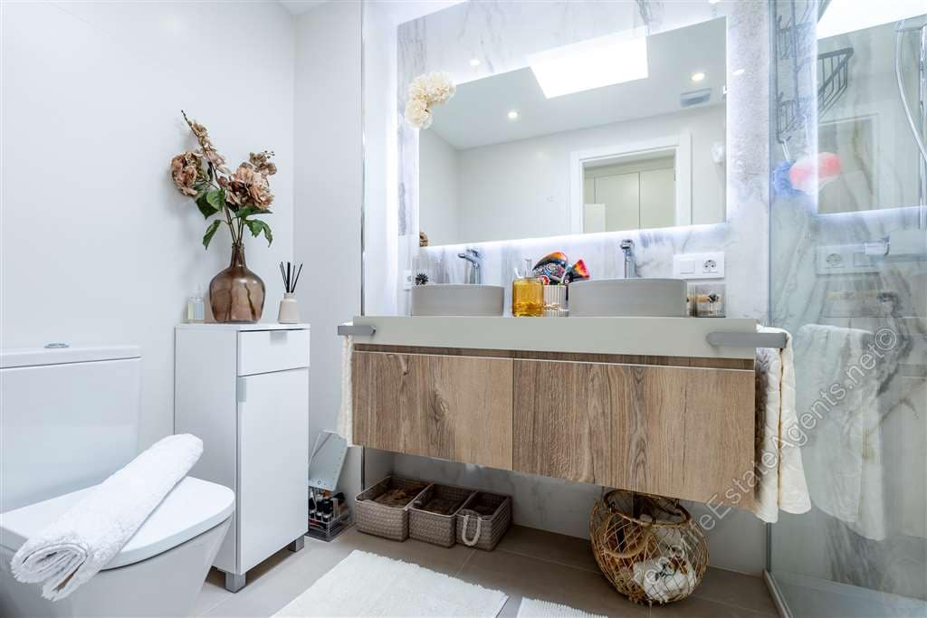 4 sypialnia Apartament na sprzedaż w Los Cristianos z basenem garażem - 950 000 € (Ref: 10100579)