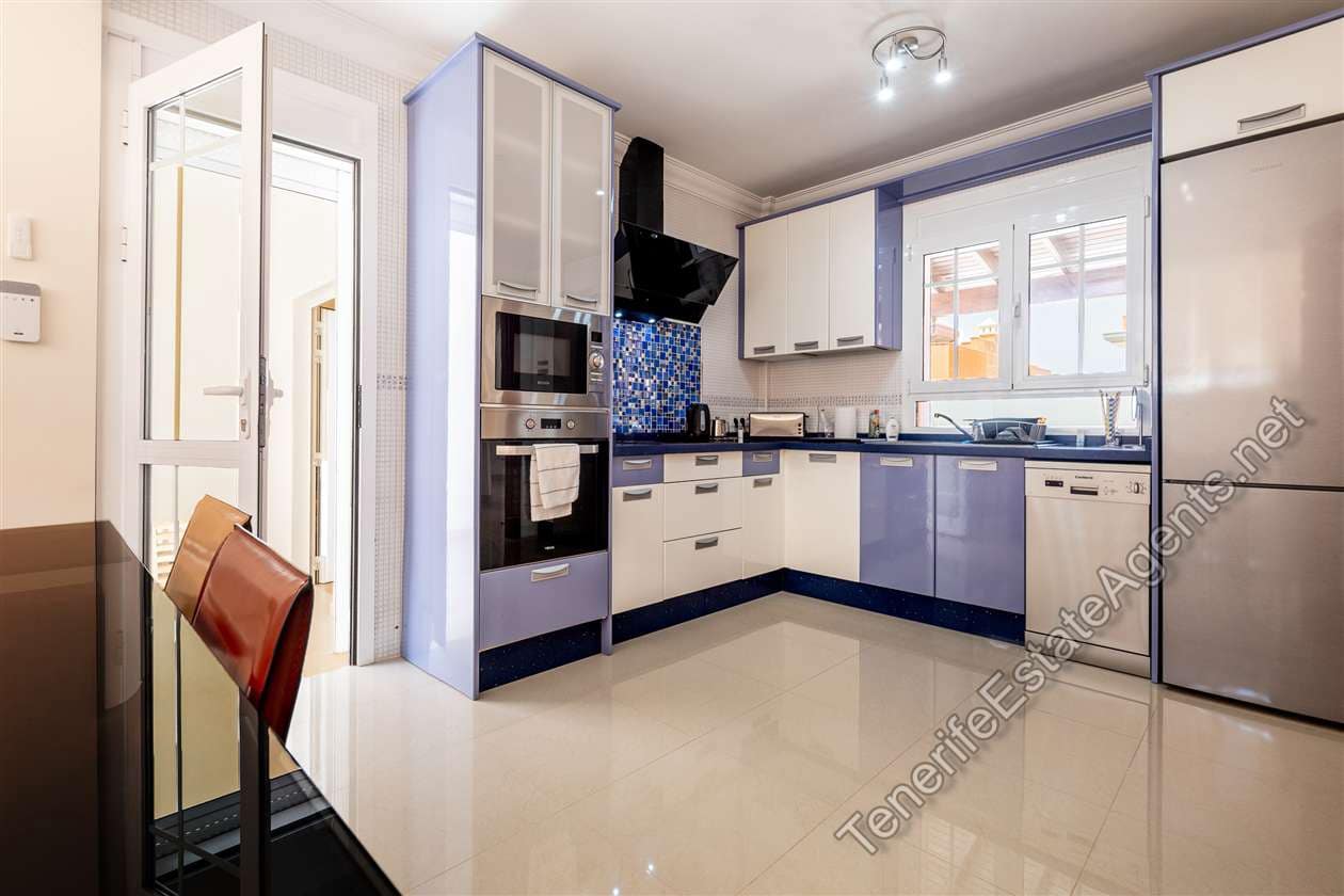 4 makuuhuone Huvila myytävänä paikassa Los Cristianos mukana uima-altaan 
autotalli - 749 950 € (Ref: 10139729)