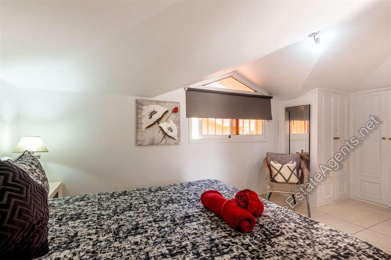 2 bedroom Apartment for sale in Los Cristianos with pool garage - € 359,950 (Ref: 10142637)