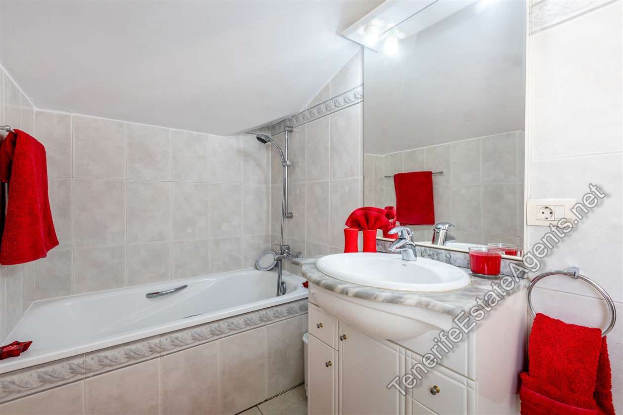 2 bedroom Apartment for sale in Los Cristianos with pool garage - € 359,950 (Ref: 10142637)