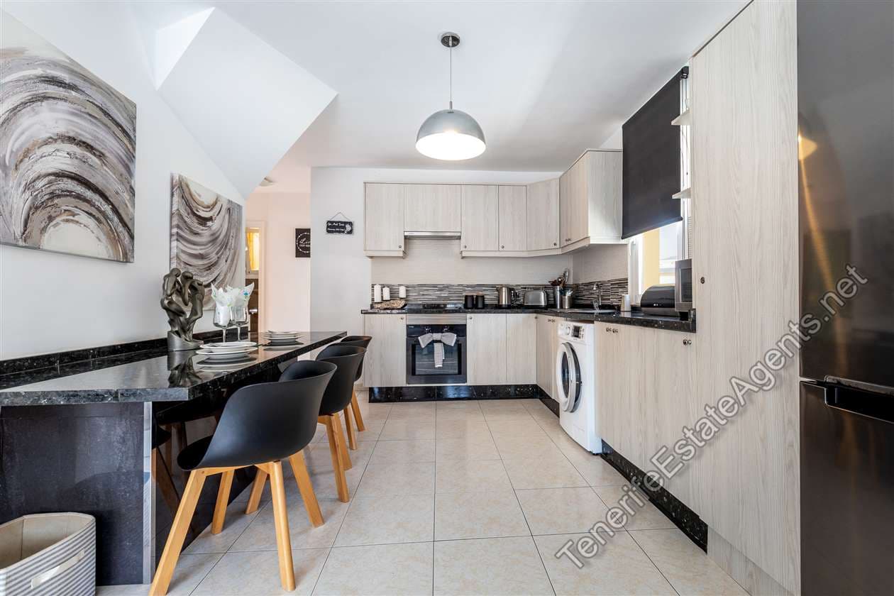 2 bedroom Apartment for sale in Los Cristianos with pool garage - € 359,950 (Ref: 10142637)