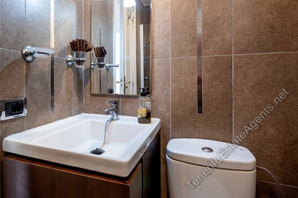 2 bedroom Apartment for sale in Los Cristianos with pool garage - € 359,950 (Ref: 10142637)