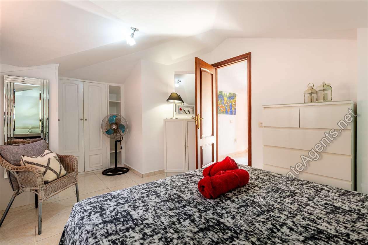 2 bedroom Apartment for sale in Los Cristianos with pool garage - € 359,950 (Ref: 10142637)