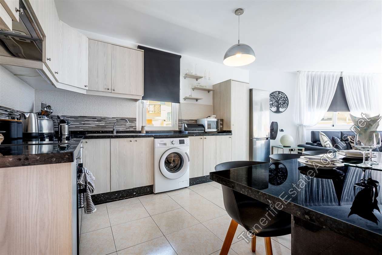 2 bedroom Apartment for sale in Los Cristianos with pool garage - € 359,950 (Ref: 10142637)