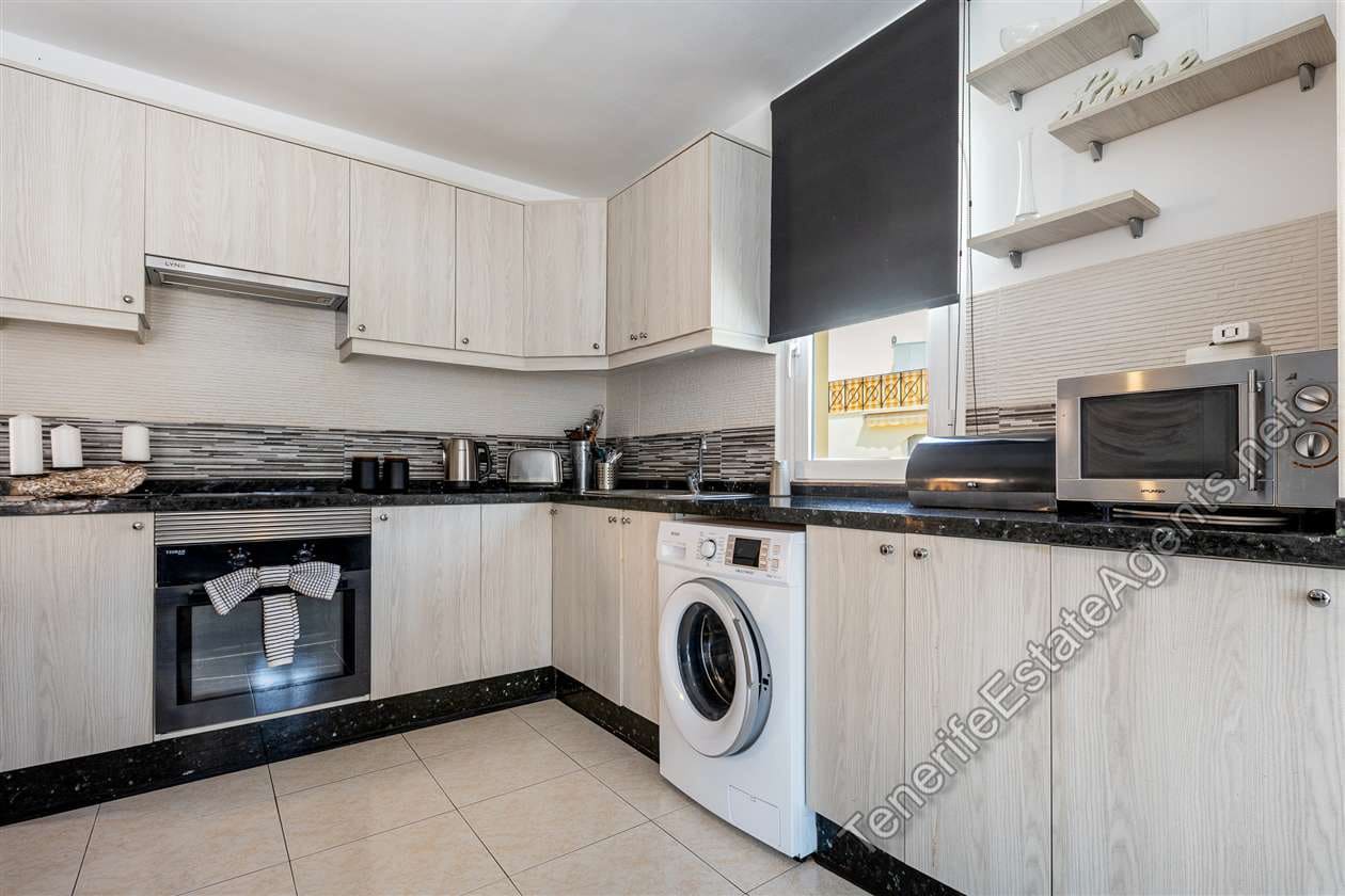 2 bedroom Apartment for sale in Los Cristianos with pool garage - € 359,950 (Ref: 10142637)