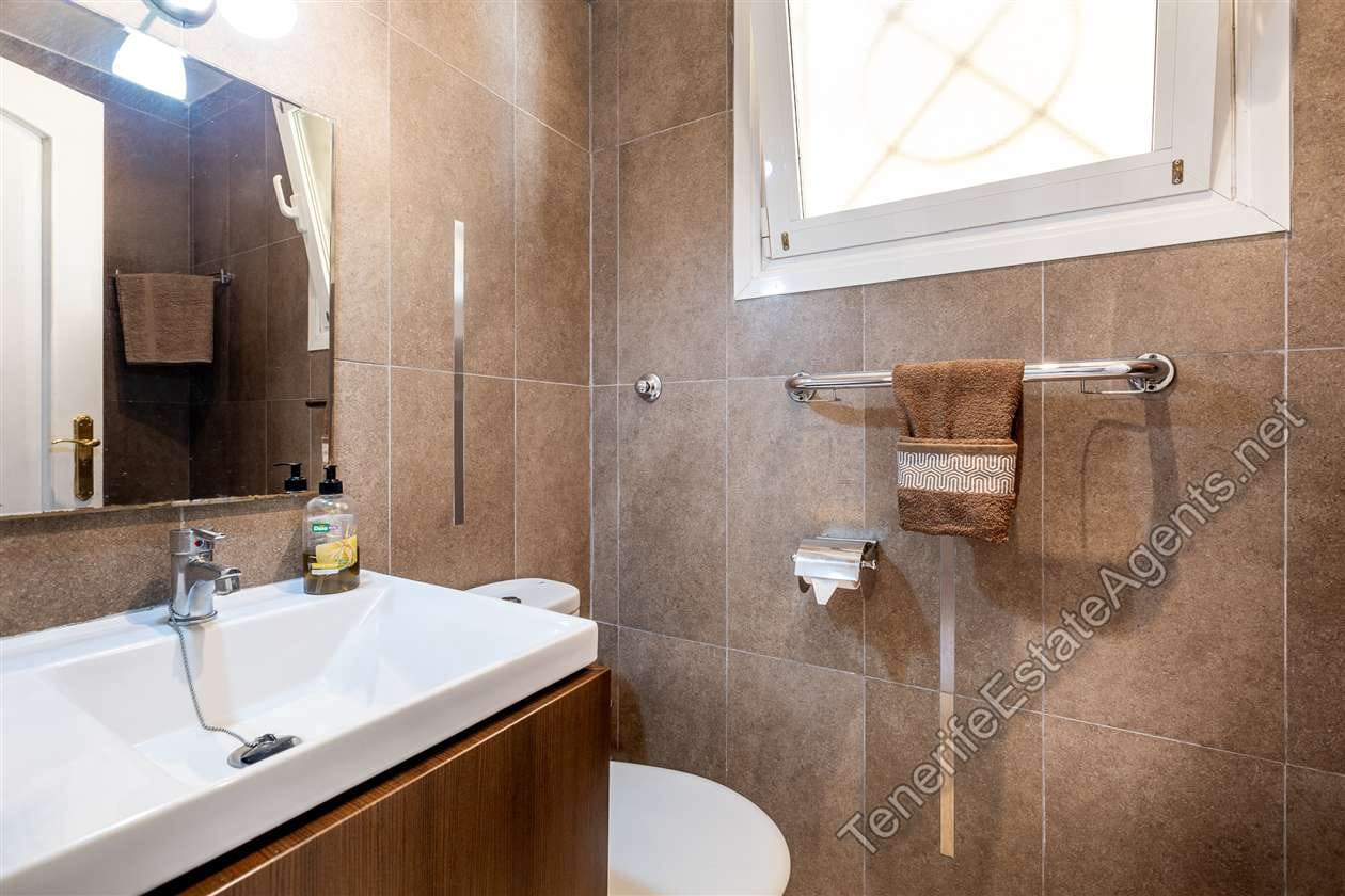 2 bedroom Apartment for sale in Los Cristianos with pool garage - € 359,950 (Ref: 10142637)