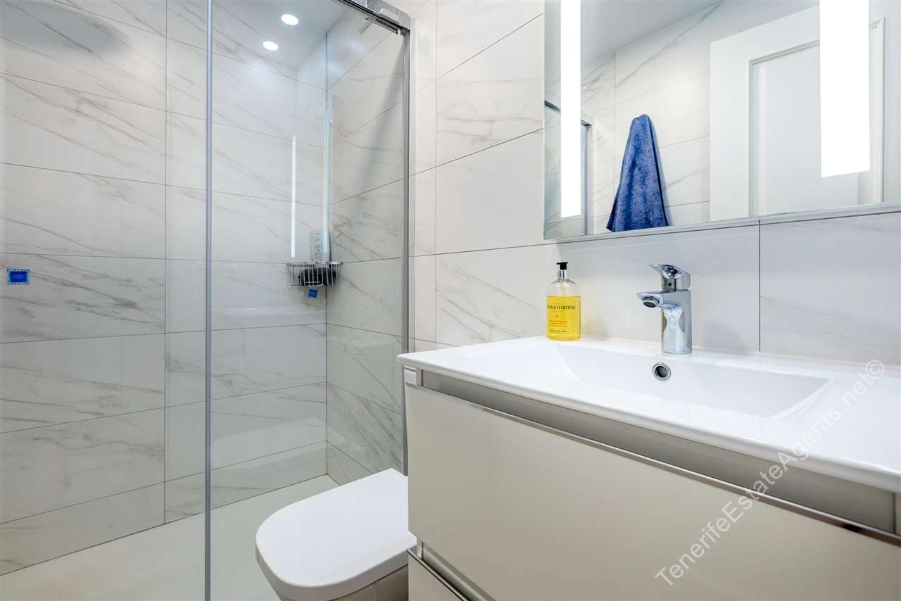 2 bedroom Apartment for sale in Los Cristianos with pool garage - € 599,950 (Ref: 10150373)