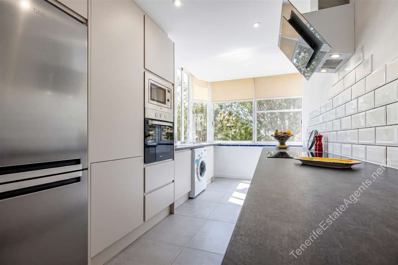 2 bedroom Apartment for sale in Los Cristianos with pool garage - € 599,950 (Ref: 10150373)