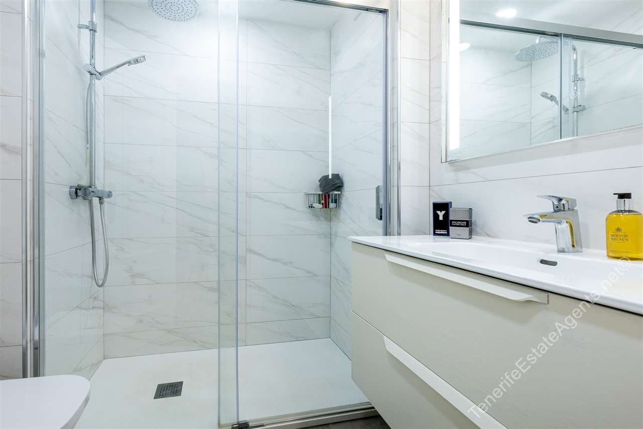 2 bedroom Apartment for sale in Los Cristianos with pool garage - € 599,950 (Ref: 10150373)
