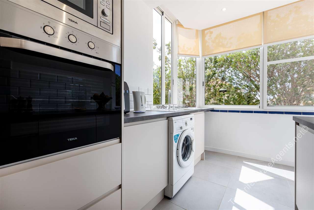 2 bedroom Apartment for sale in Los Cristianos with pool garage - € 599,950 (Ref: 10150373)