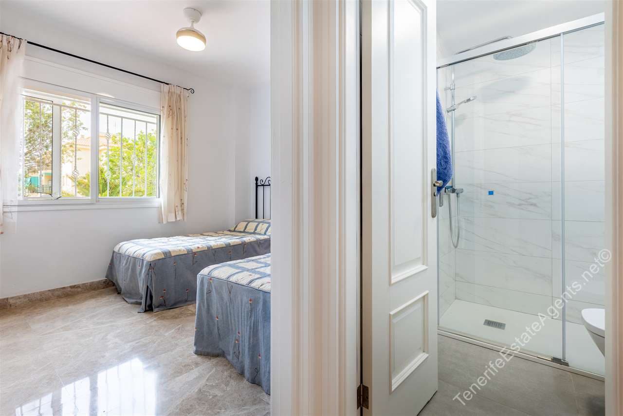 2 bedroom Apartment for sale in Los Cristianos with pool garage - € 599,950 (Ref: 10150373)
