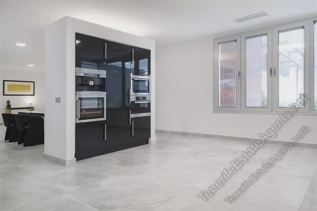 5 bedroom Villa for sale in Adeje with pool - € 5,750,000 (Ref: 7314727)