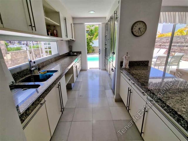 6 sovrum Villa till salu i Playa del Duque, Adeje med pool - 3 200 000 € (Ref: 7765118)