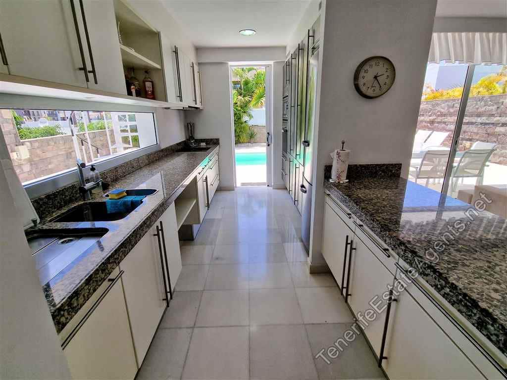 6 bedroom Villa for sale in Playa del Duque with pool - € 3,200,000 (Ref: 7765118)