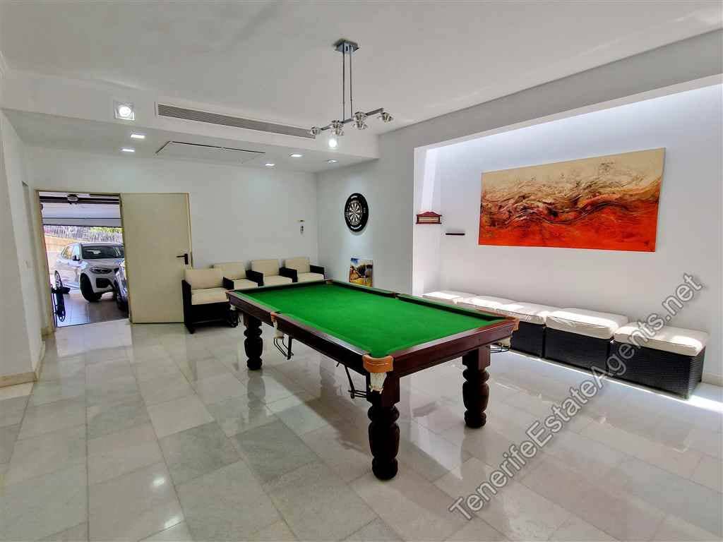 6 bedroom Villa for sale in Playa del Duque with pool - € 3,200,000 (Ref: 7765118)