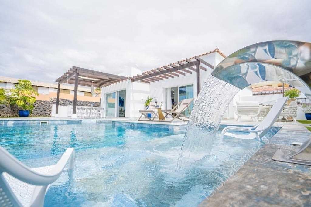 5 makuuhuone Huvila myytävänä paikassa Playa Paraiso mukana uima-altaan - 1 480 000 € (Ref: 8406628)