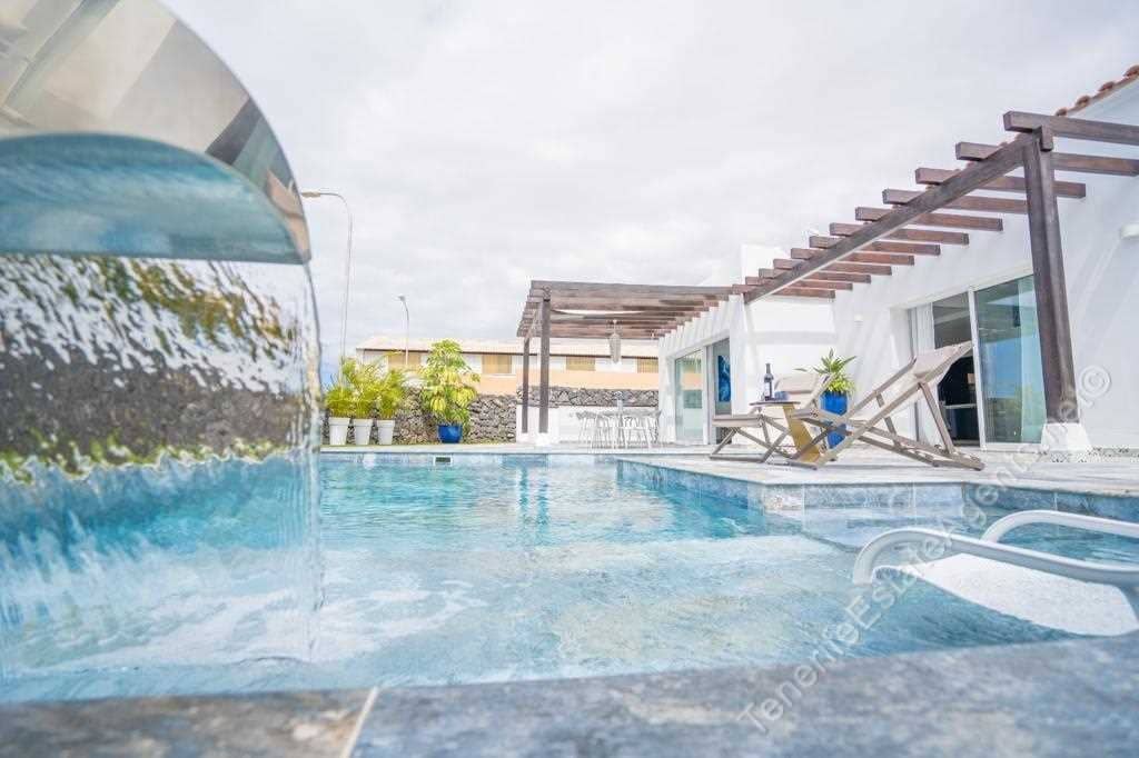 5 sovrum Villa till salu i Playa Paraiso med pool - 1 480 000 € (Ref: 8406628)