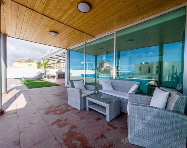 Chalet de 3 habitaciones en Roque del Conde, Adeje en venta con piscina - 1.100.000 € (Ref: 8899702)