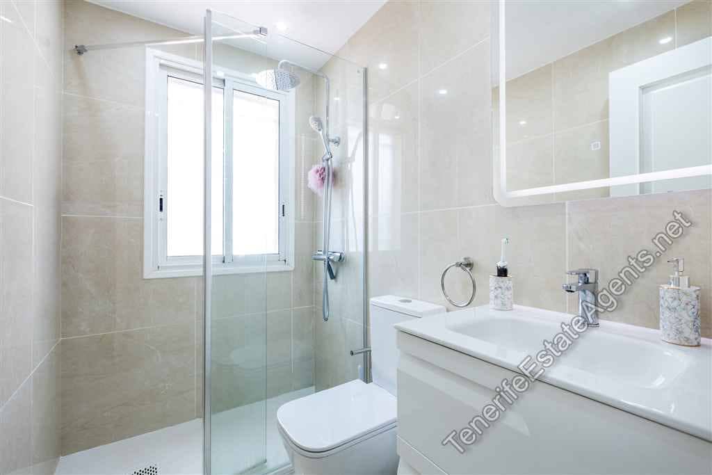 2 bedroom Apartment for sale in Los Cristianos with pool - € 575,000 (Ref: 9262108)