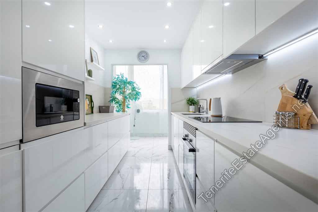 2 bedroom Apartment for sale in Los Cristianos with pool - € 575,000 (Ref: 9262108)