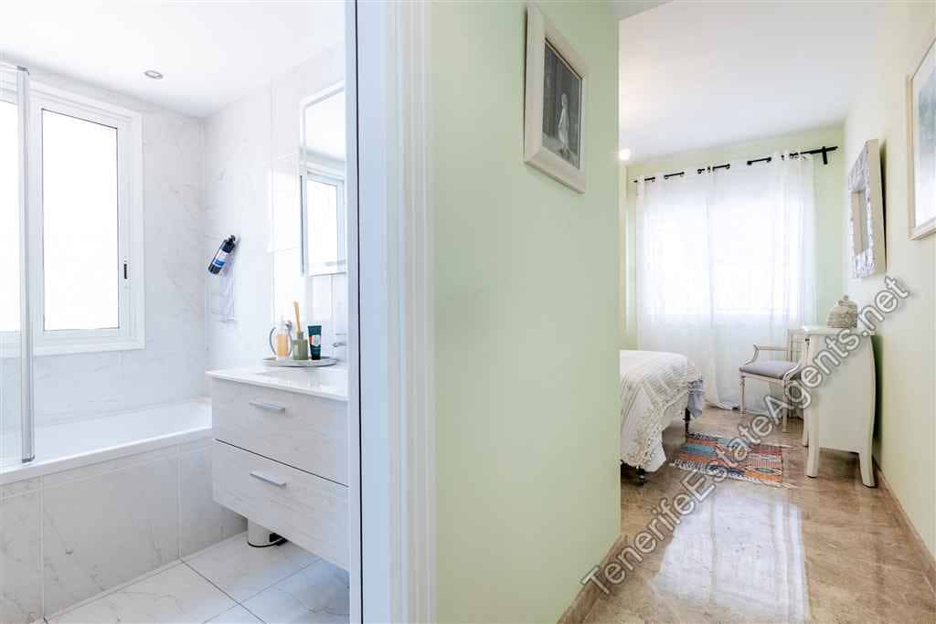 2 bedroom Apartment for sale in Los Cristianos with pool - € 575,000 (Ref: 9262108)