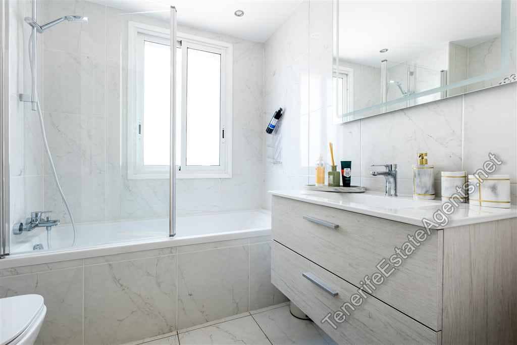 2 bedroom Apartment for sale in Los Cristianos with pool - € 575,000 (Ref: 9262108)