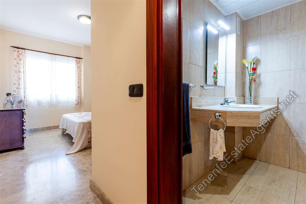 2 bedroom Apartment for sale in Los Cristianos with pool - € 475,000 (Ref: 9310347)