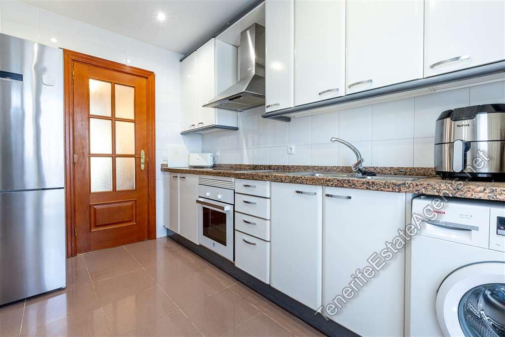 Apartamento de 2 habitaciones en Los Cristianos en venta con piscina - 475.000 € (Ref: 9310347)