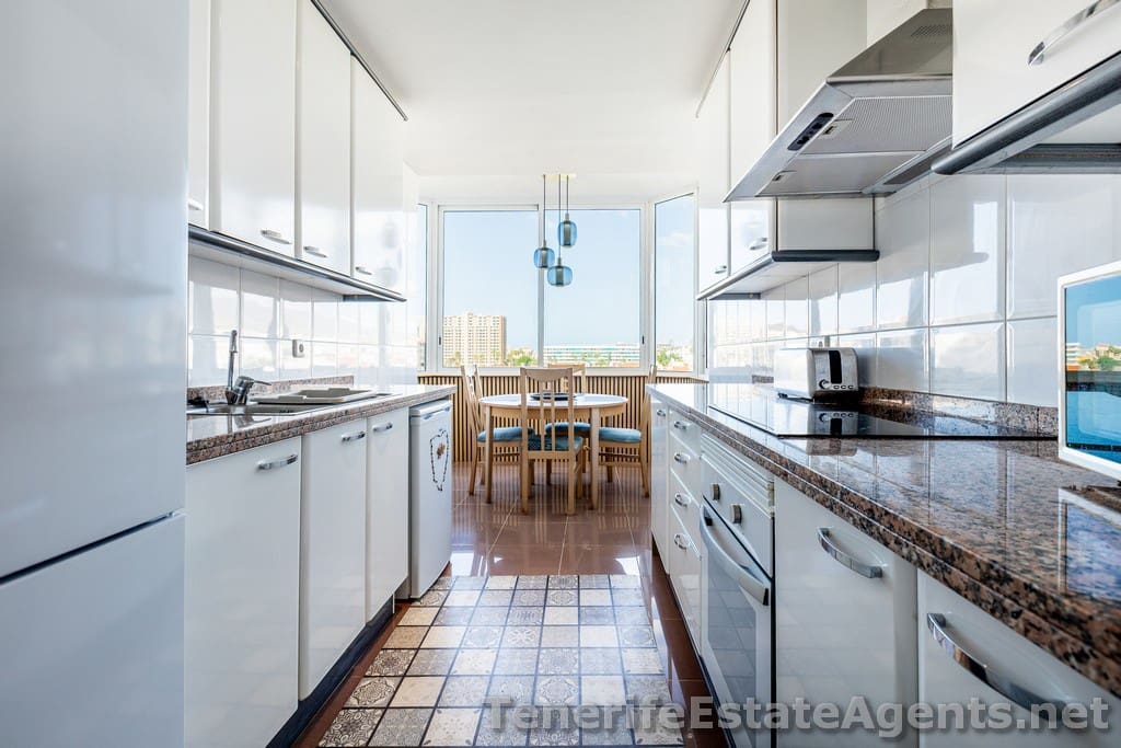 4 makuuhuone Huoneisto myytävänä paikassa Los Cristianos mukana uima-altaan - 719 950 € (Ref: 9425691)