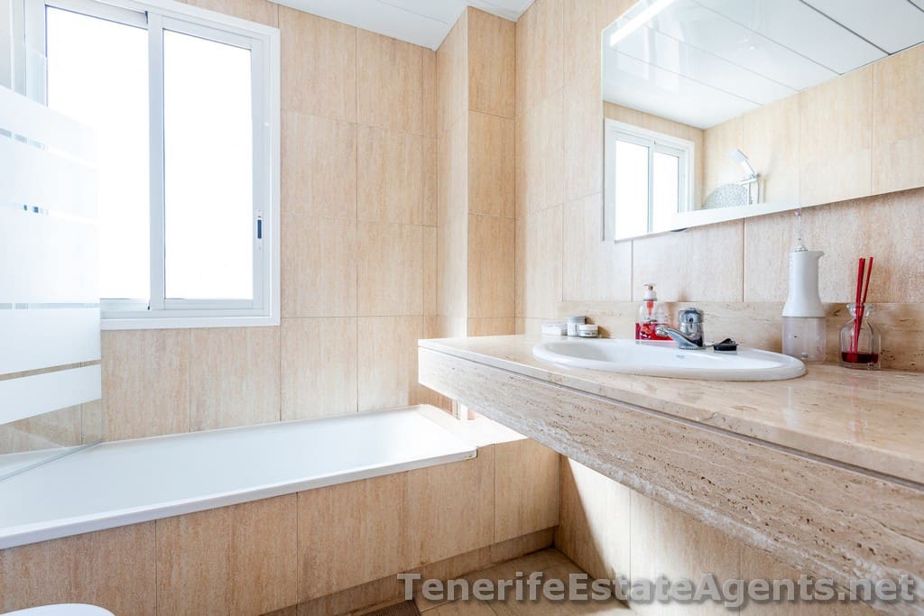 4 makuuhuone Huoneisto myytävänä paikassa Los Cristianos mukana uima-altaan - 719 950 € (Ref: 9425691)