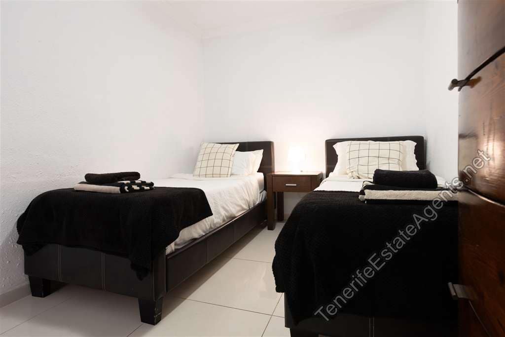 2 slaapkamer Appartement te koop in Playa de las Americas met zwembad - € 575.000 (Ref: 9580389)