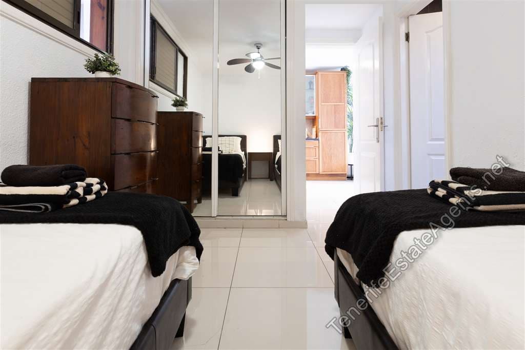 2 slaapkamer Appartement te koop in Playa de las Americas met zwembad - € 575.000 (Ref: 9580389)