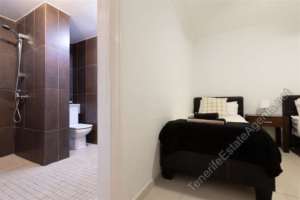 2 slaapkamer Appartement te koop in Playa de las Americas met zwembad - € 575.000 (Ref: 9580389)