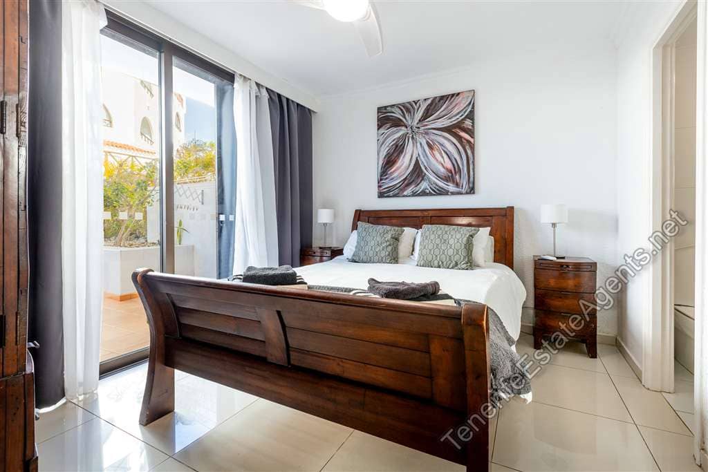 2 slaapkamer Appartement te koop in Playa de las Americas met zwembad - € 575.000 (Ref: 9580389)