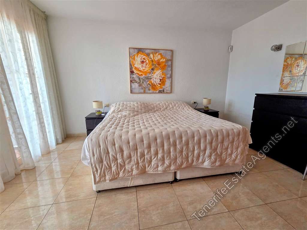 1 bedroom Apartment for sale in Los Cristianos with pool - € 279,000 (Ref: 9697946)