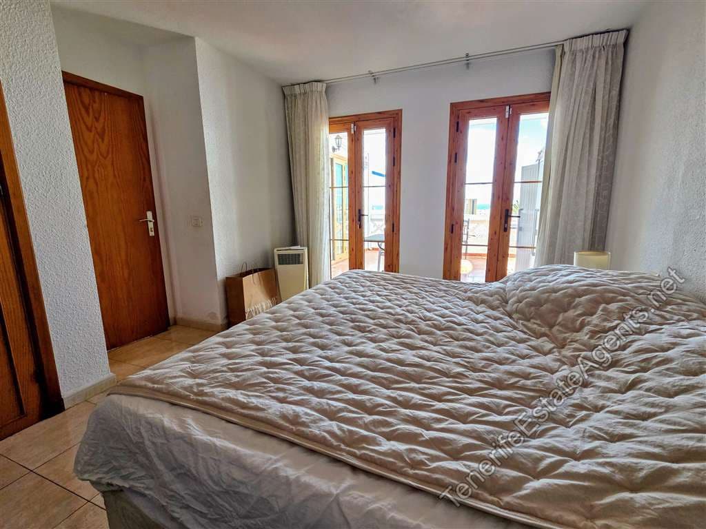 1 bedroom Apartment for sale in Los Cristianos with pool - € 279,000 (Ref: 9697946)