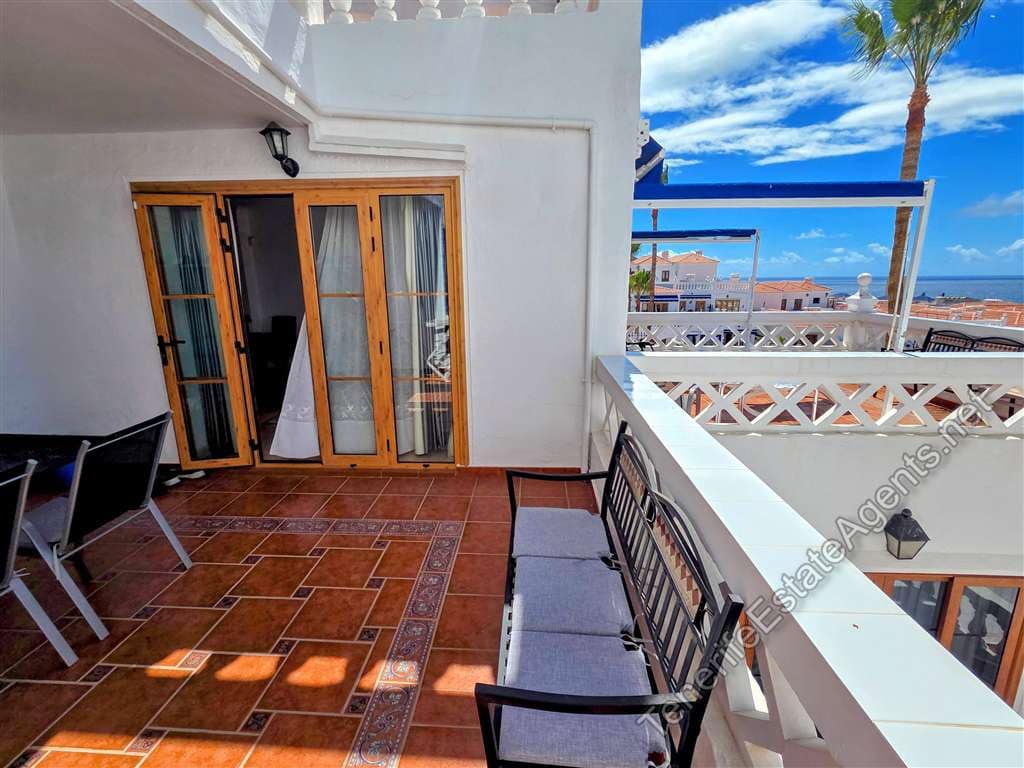 1 bedroom Apartment for sale in Los Cristianos with pool - € 279,000 (Ref: 9697946)