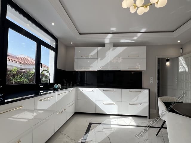 4 soverom Villa til salgs i San Eugenio, Adeje med svømmebasseng - € 2 600 000 (Ref: 9824570)