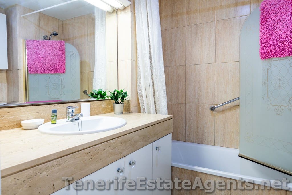2 bedroom Apartment for sale in Los Cristianos with pool - € 459,950 (Ref: 9861410)