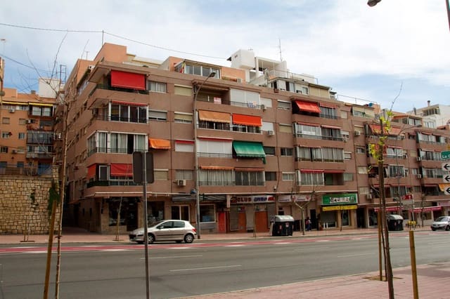 Ático de 2 habitaciones en Poniente, Benidorm en alquiler - 850 € (Ref: 8428846)