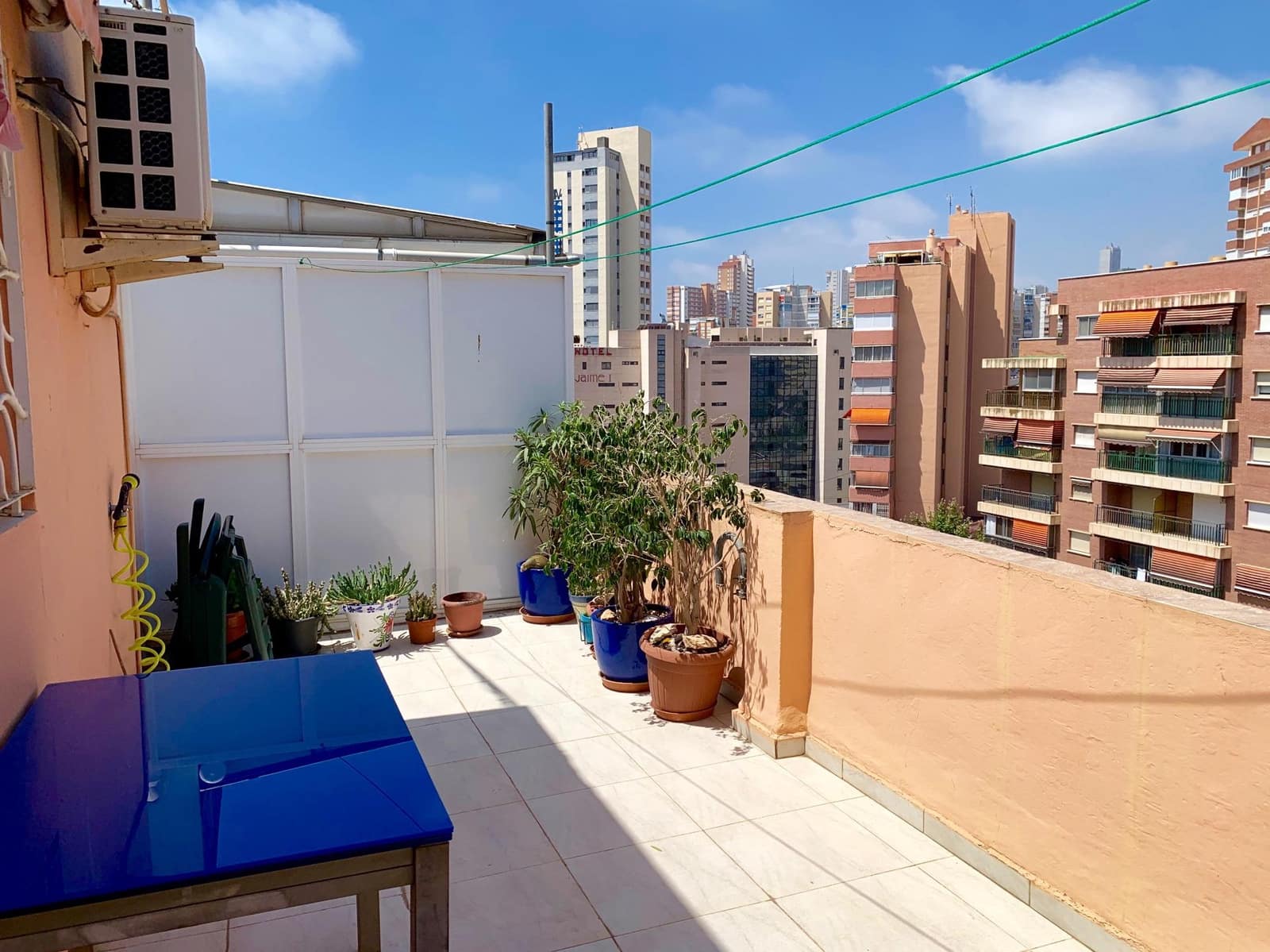 Ático de 2 habitaciones en Benidorm en alquiler - 850 € (Ref: 8428846)